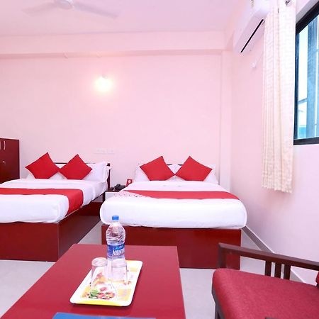 Oyo 13577 Tkr Metro Residency Kochi Exterior foto