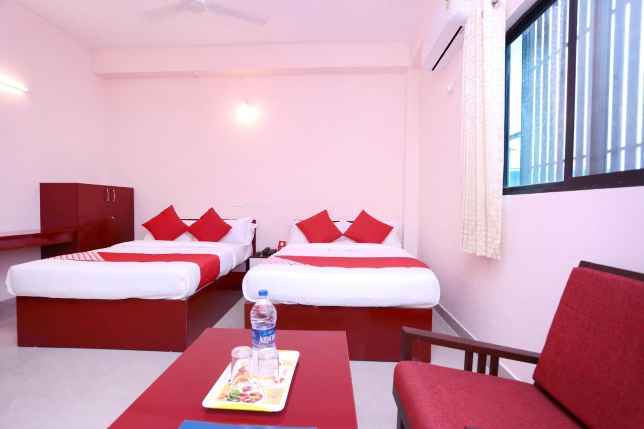 Oyo 13577 Tkr Metro Residency Kochi Exterior foto